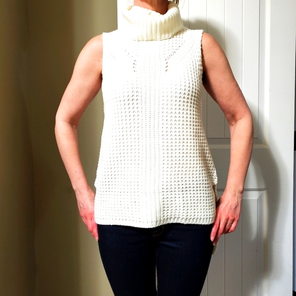 HOF Sweaters - 🌲 HOF Cream sleeveless sweater